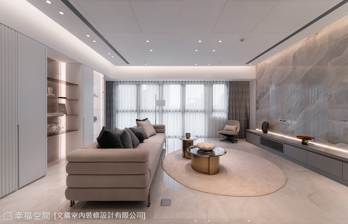 現代風格客廳以淺色系為主,搭配大理石電視牆與間接照明,營造出寬敞明亮的舒適氛圍。
