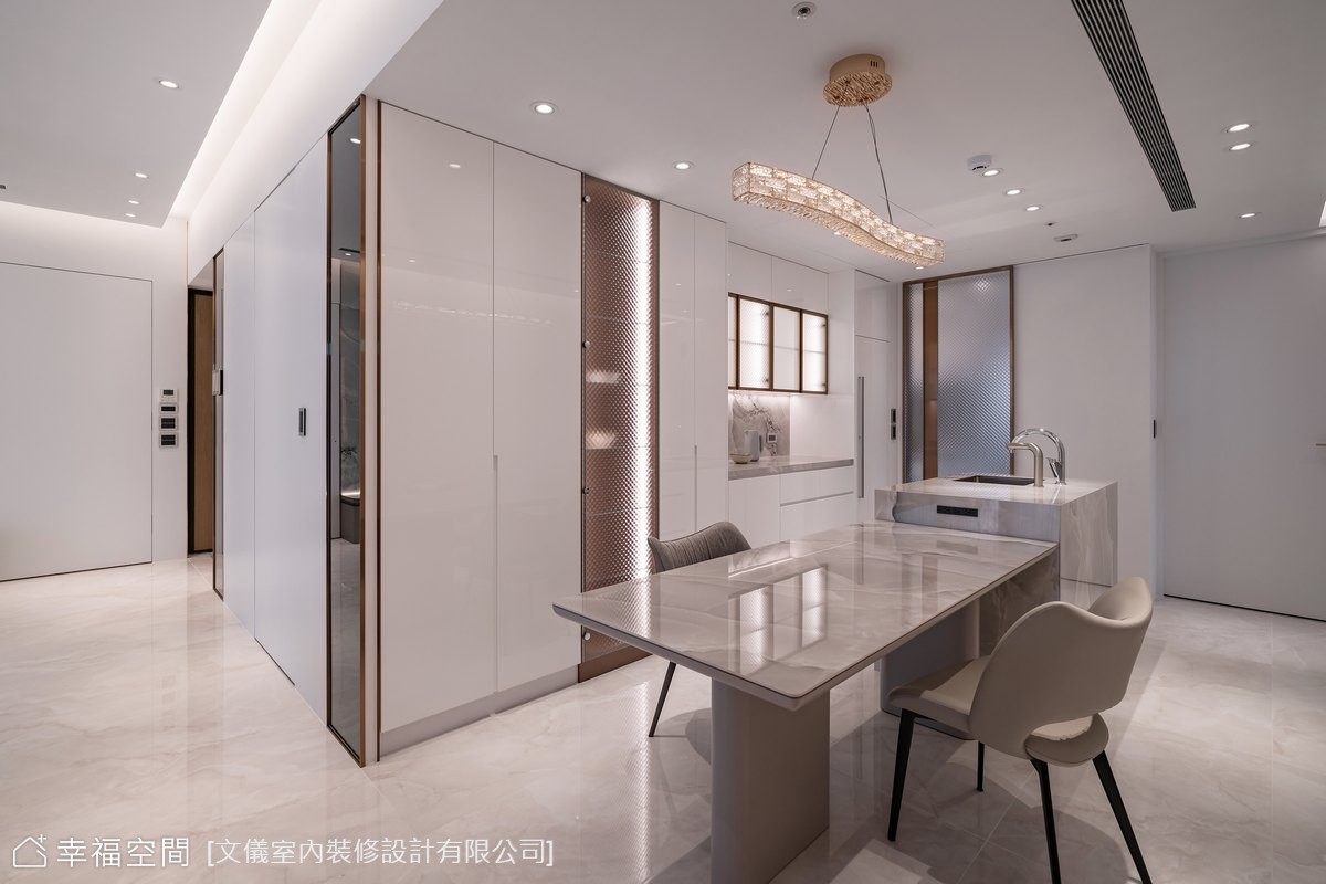 現代風餐廚空間以白色和灰色為主調,搭配中島設計,兼具用餐與備餐機能,展現簡潔俐落的生活美學。