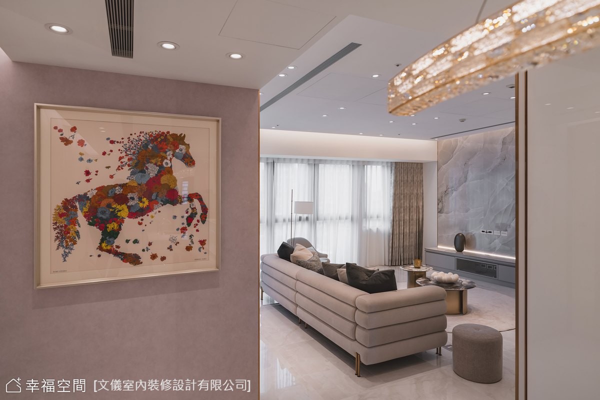 現代風客廳以灰色大理石電視牆為亮點,搭配弧形沙發與金色吊燈,營造簡約奢華的居家氛圍。