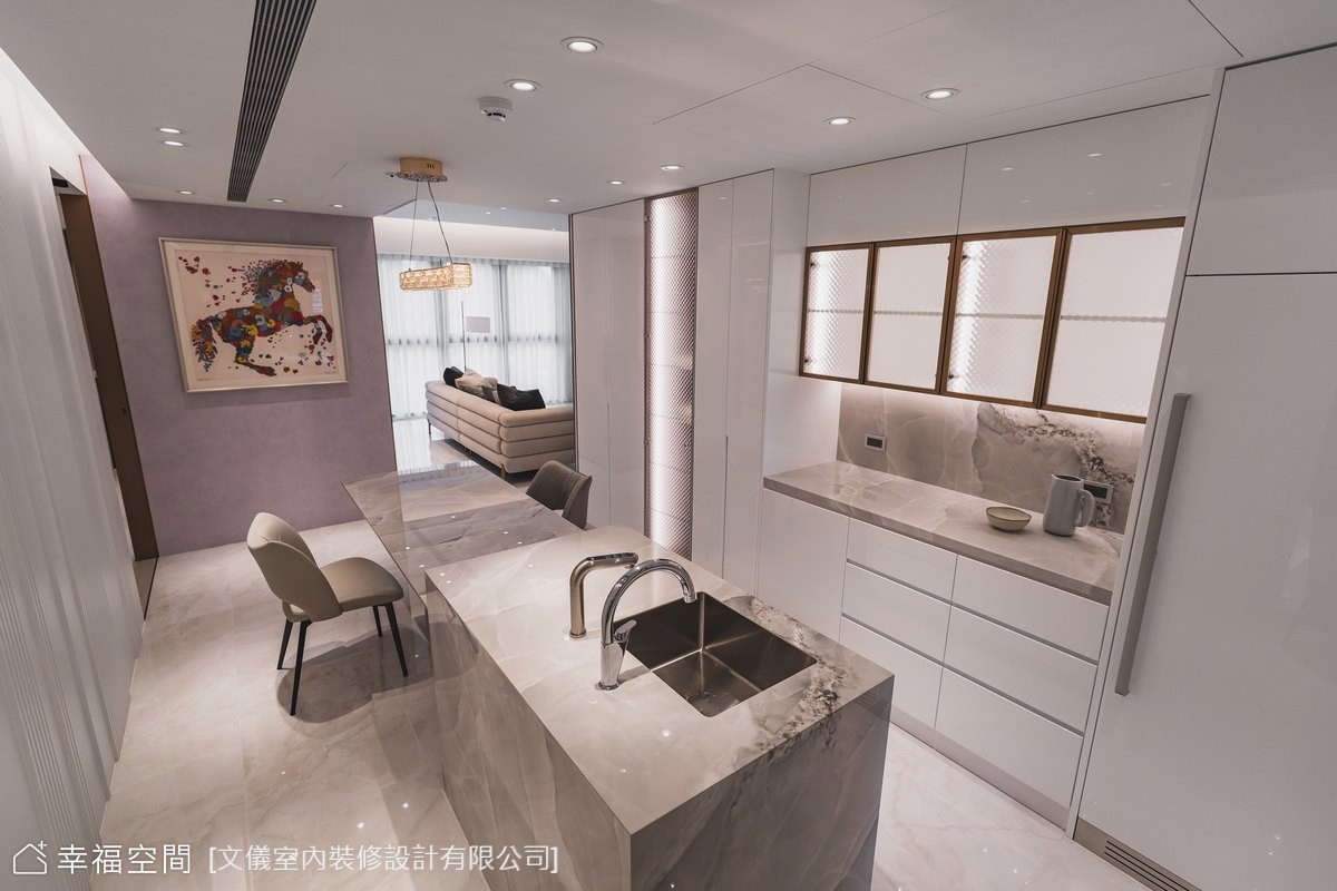 現代風餐廚空間以開放式設計為主,中島結合餐桌機能,牆面跳色搭配藝術掛畫,展現個人品味。