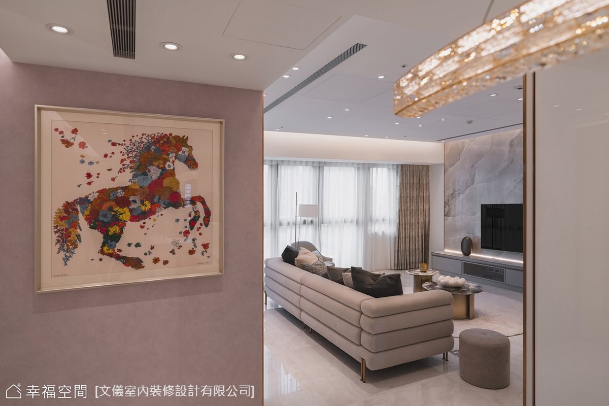 現代風格客廳以淺色系搭配大理石電視牆，營造出明亮寬敞的視覺效果，並透過精緻的燈飾與掛畫點綴空間。