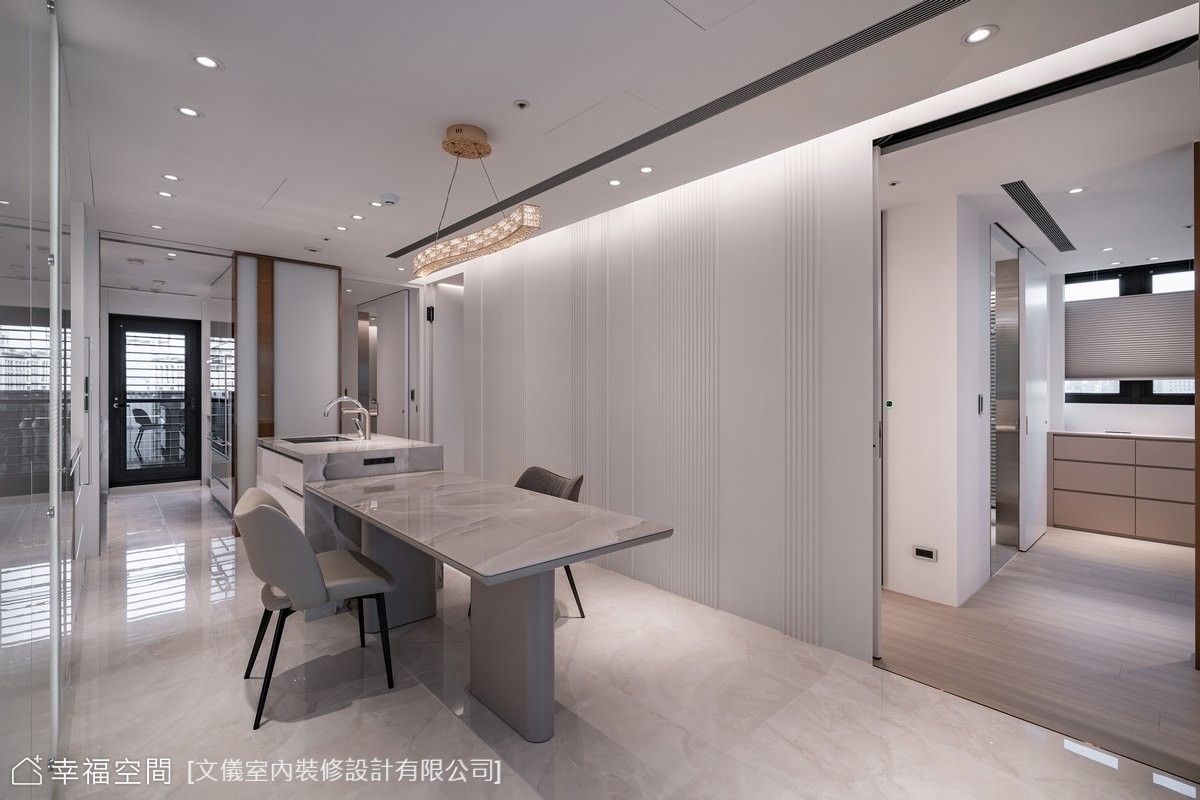 現代風餐廚空間以白色與灰色鋪陳,中島結合餐桌設計,創造簡潔流暢的用餐體驗。