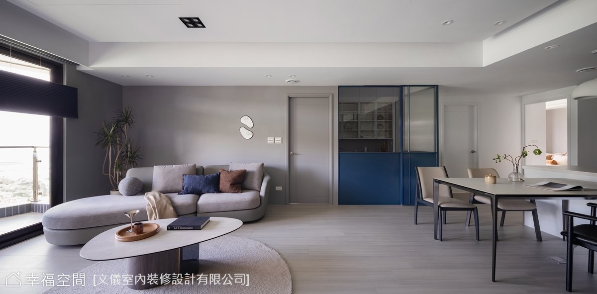 本案以現代風格打造客廳與餐廳的開放式空間,利用灰白色調搭配局部藍色跳色,營造簡約舒適的居住氛圍。