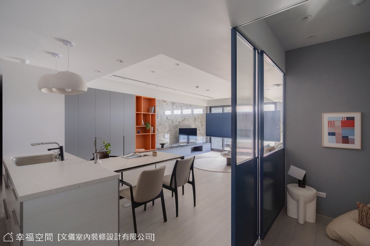 此現代風客餐廳以開放式設計為主軸,巧妙結合收納櫃與中島,創造出寬敞且功能多元的居家空間。