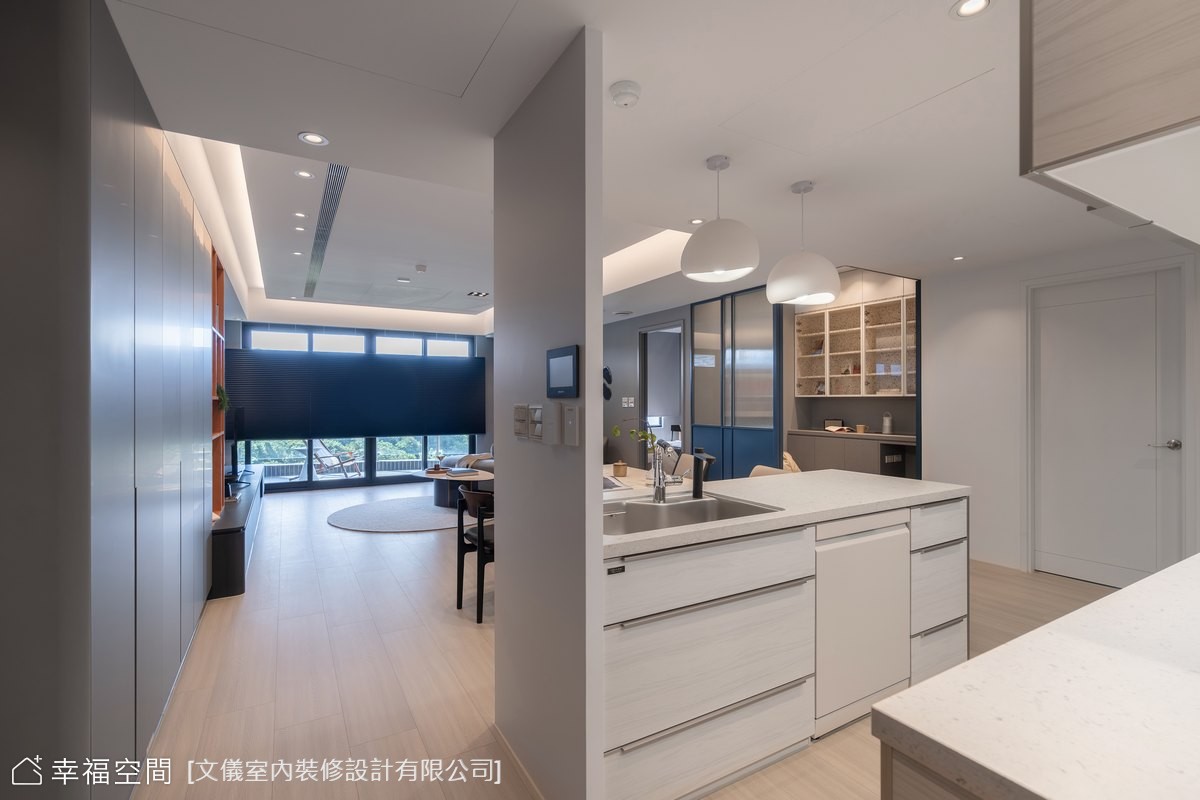 此設計將客廳與餐廚空間開放連結,利用中島和櫃體界定場域,創造通透寬敞的現代生活動線。