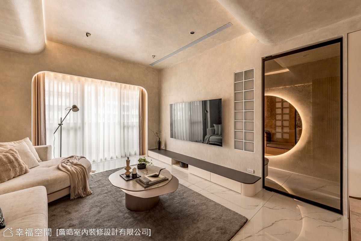 現代風客廳以弧形天花修飾樑位並延伸視覺,搭配溫潤大地色系與間接照明,營造柔和舒適的空間氛圍。