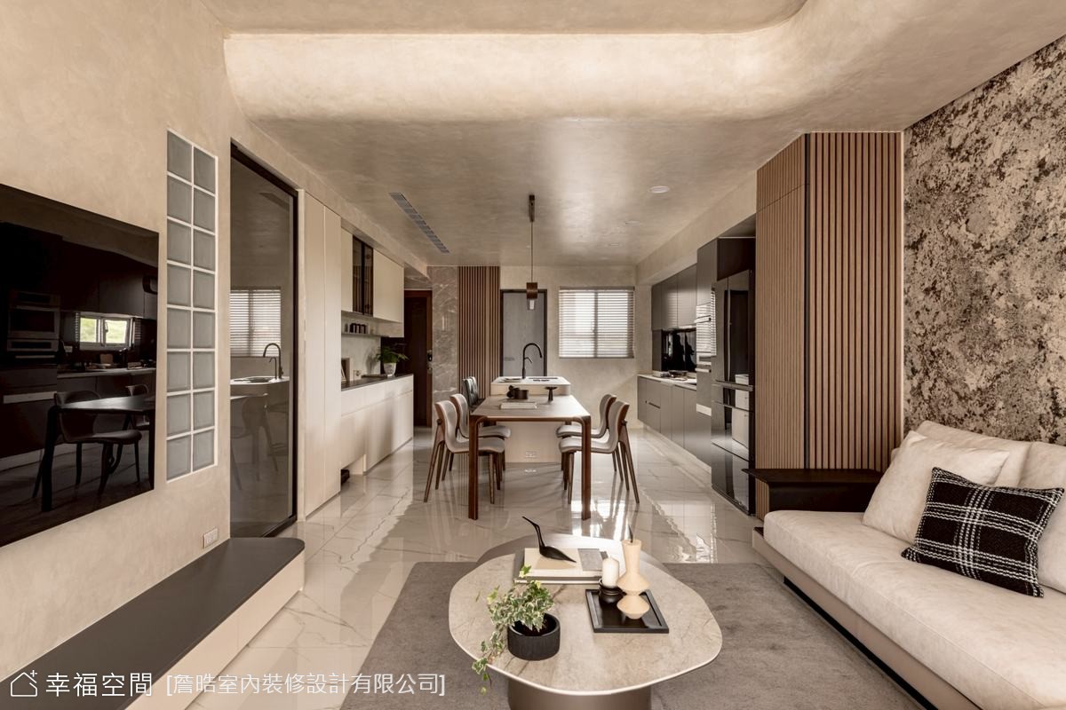 現代風格的客廳與餐廚空間採開放式設計,利用灰色調與木質元素營造簡約舒適氛圍。