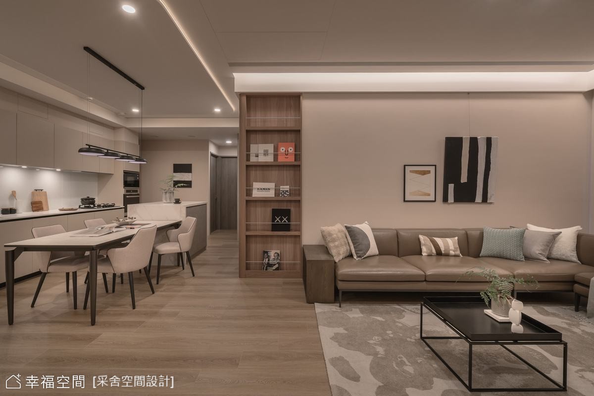 此設計以現代風格為主軸,將客廳與餐廚空間開放連結,創造通透寬敞的居家場域,並透過暖色調營造溫馨氛圍。(圖/幸福空間-采舍空間設計)