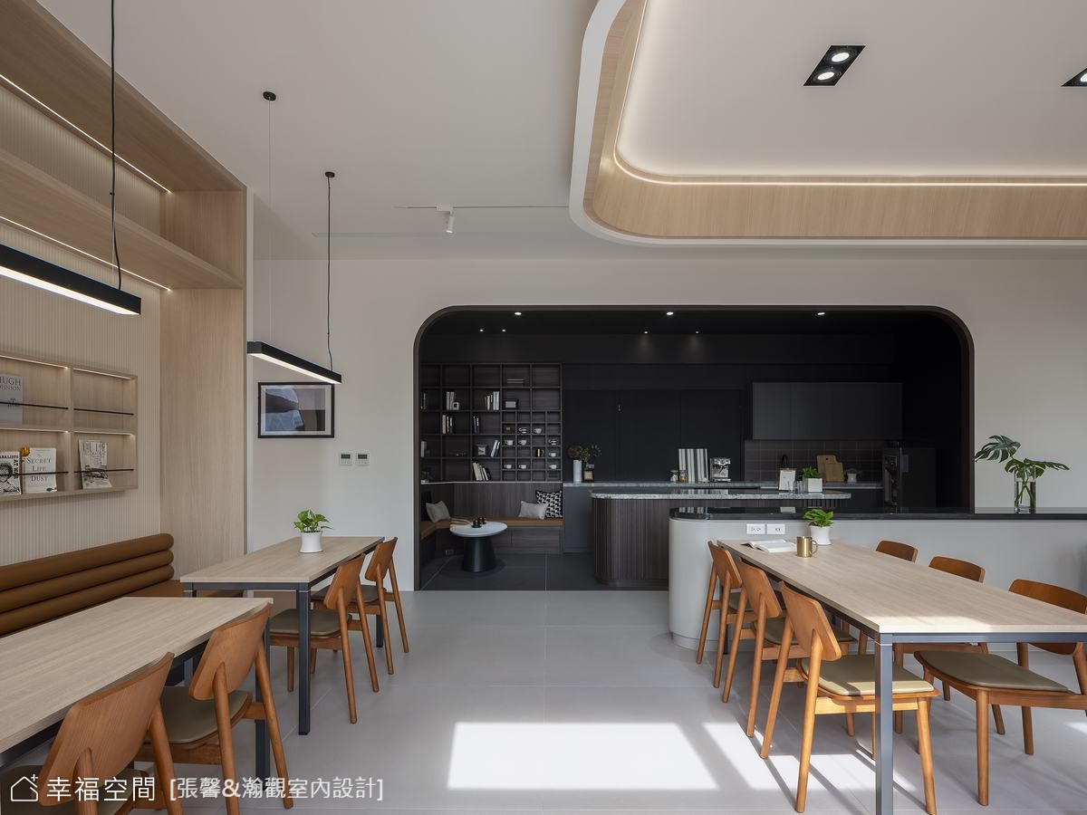 開放式餐廚空間以中島區隔場域，白色與木質的搭配營造出現代且溫馨的用餐氛圍。