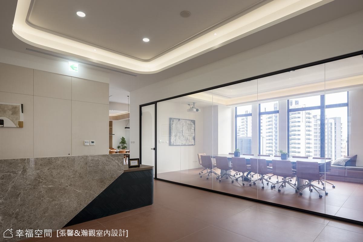 現代風格辦公空間採用玻璃隔間劃分區域，營造明亮通透感，接待櫃檯與會議室結合，機能完善。