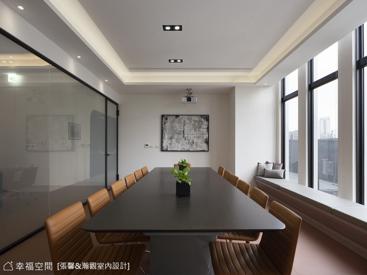 此現代風格辦公空間,以簡潔的白色搭配深色傢俱,營造專業且舒適的會議氛圍,並善用窗邊臥榻提升空間機能。