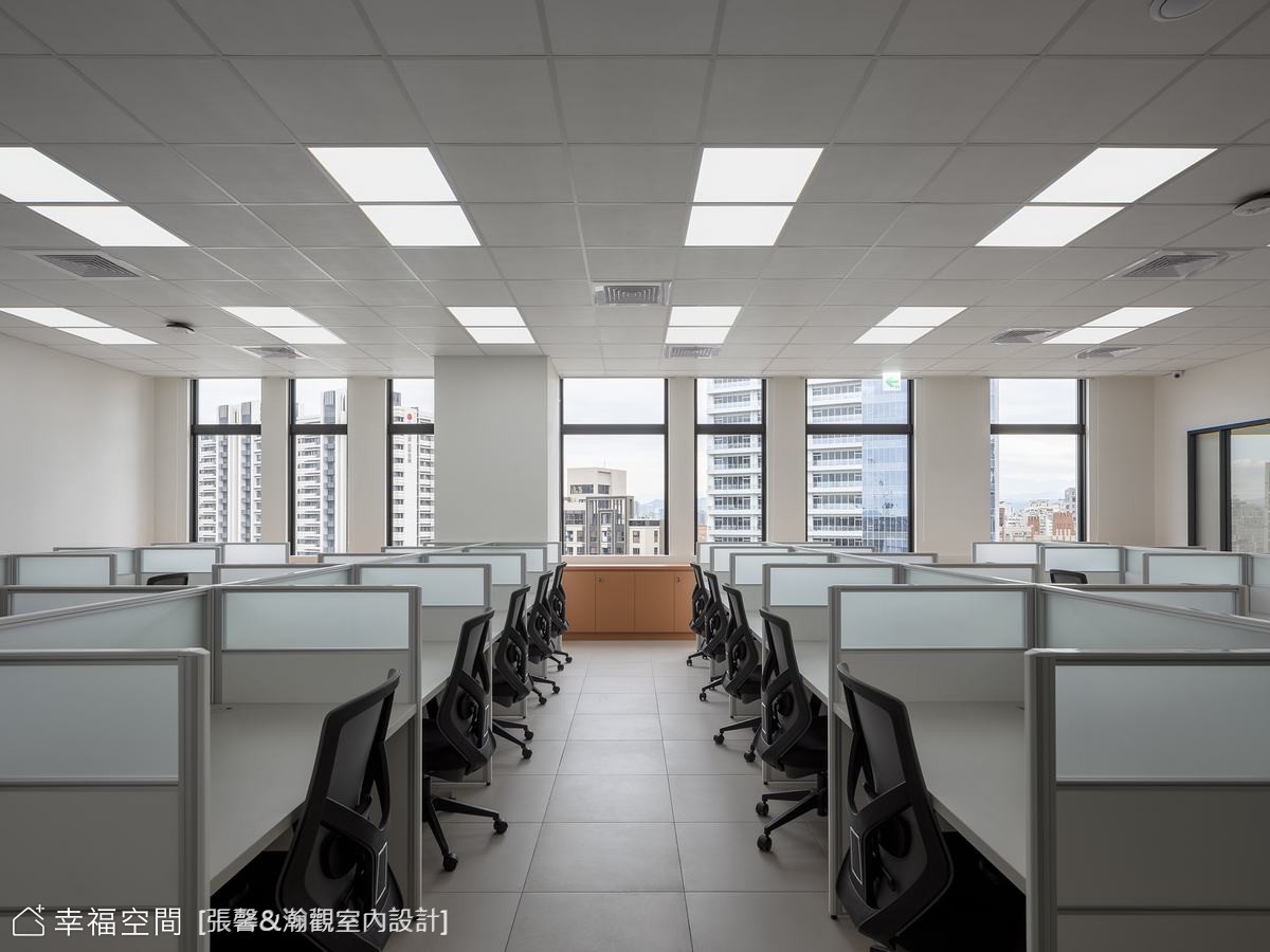 現代風格辦公空間採用簡約設計，搭配大片窗戶引入自然光，營造明亮舒適的工作環境。