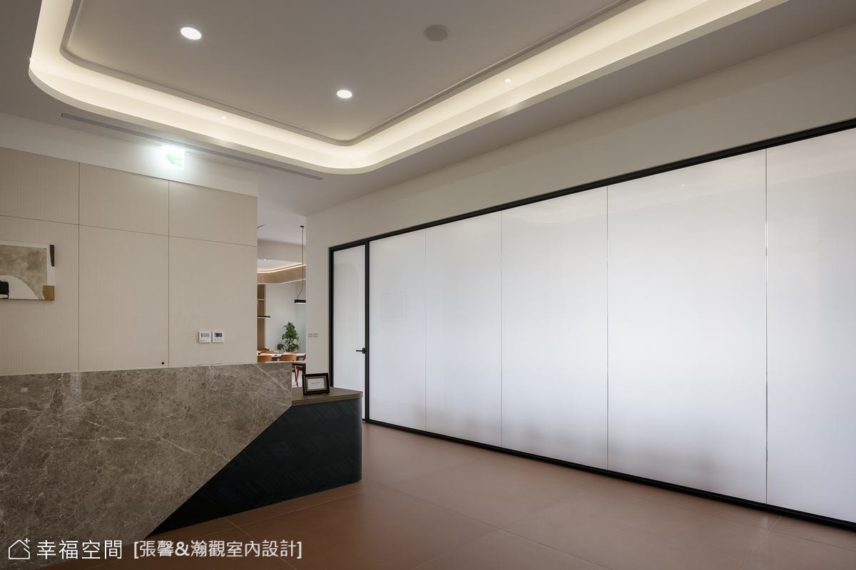此辦公空間以現代風格為主,搭配石材櫃檯展現專業質感,運用白色牆面與咖啡色地板營造簡潔明亮的氛圍。