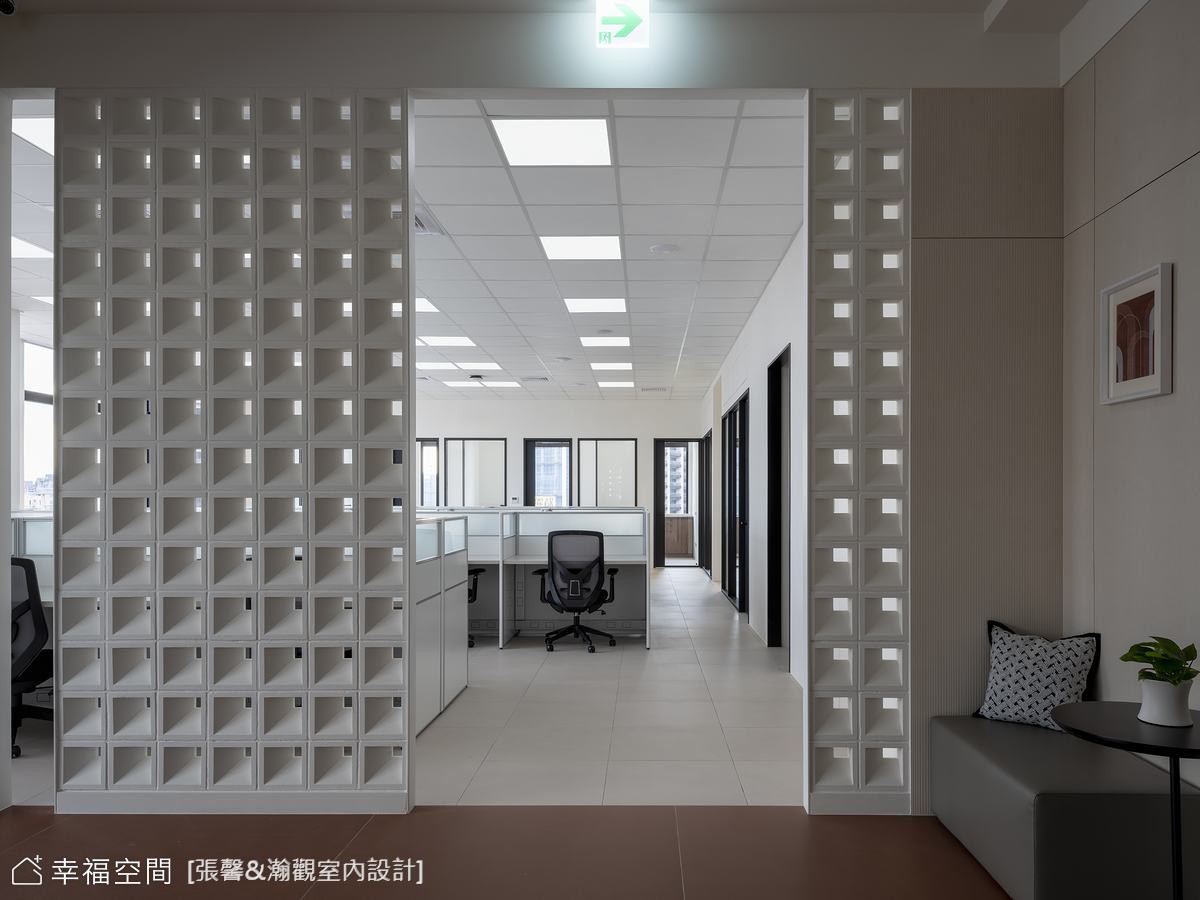此現代辦公空間運用灰白色調搭配簡約隔屏設計，創造出開放且具隱私的工作環境，同時設有舒適會客區。