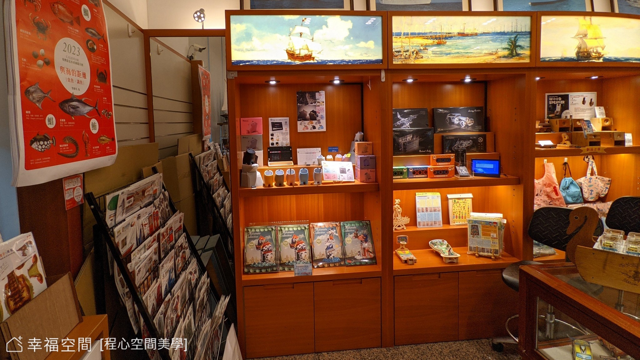 商用空間以木質展示櫃陳列商品,搭配溫暖的燈光照明,營造出舒適且專業的購物環境。