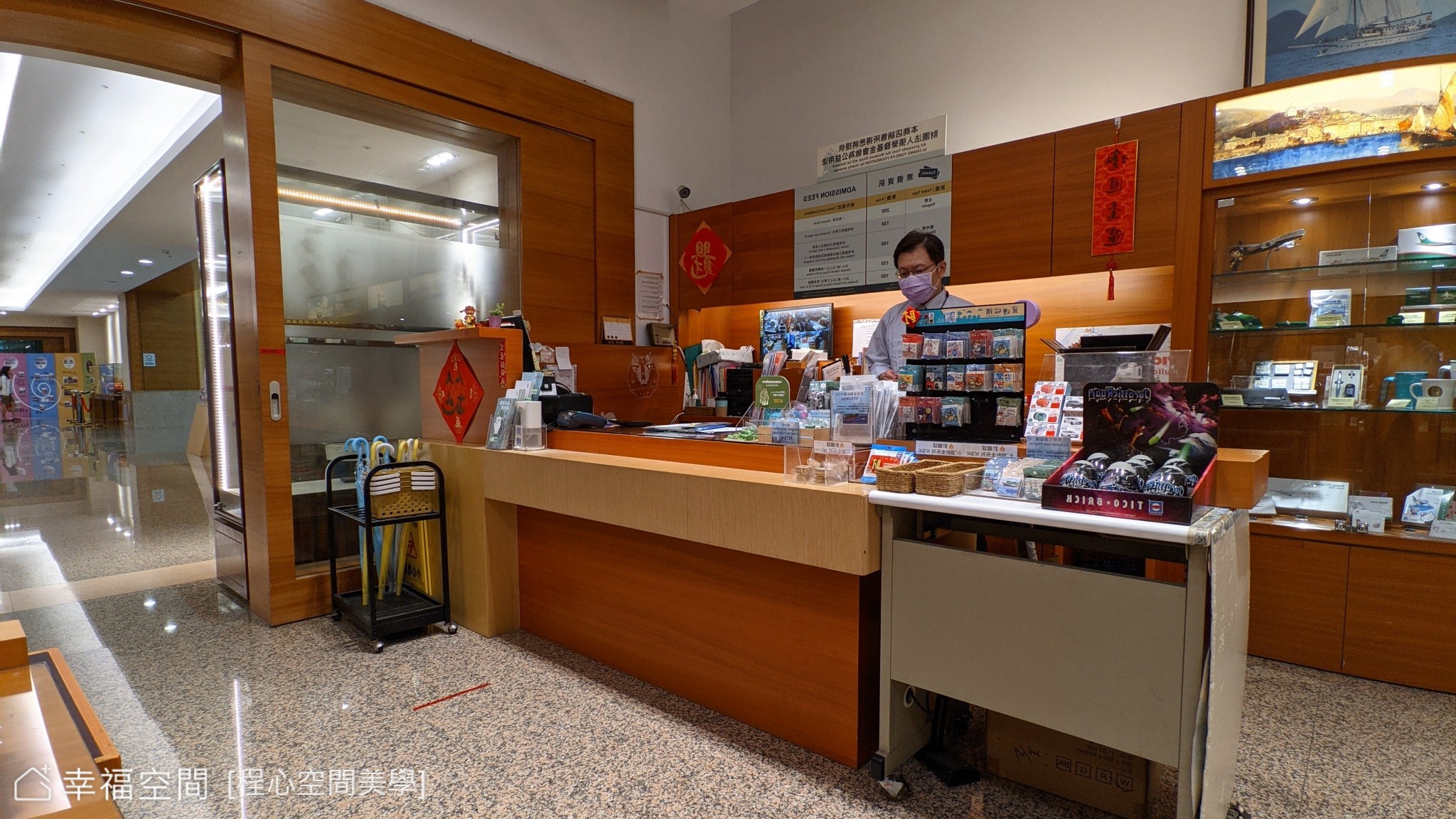 此商用空間以現代風格打造,運用木質櫃檯與展示櫃營造溫暖氛圍,並結合收納機能。