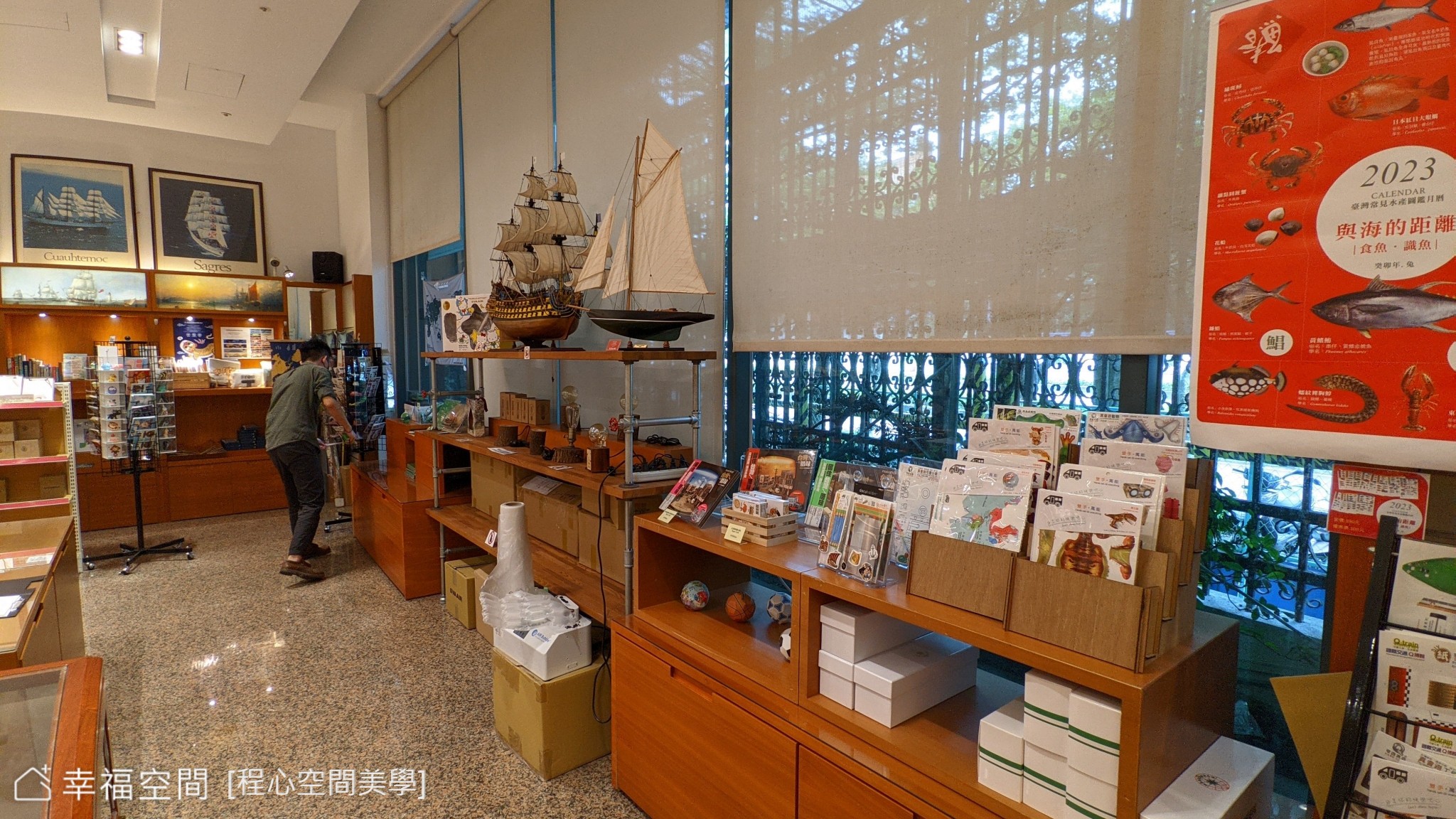 此商用空間以休閒多元風格為主,透過木質展架與豐富的商品陳列,營造出舒適且吸引人的購物氛圍。