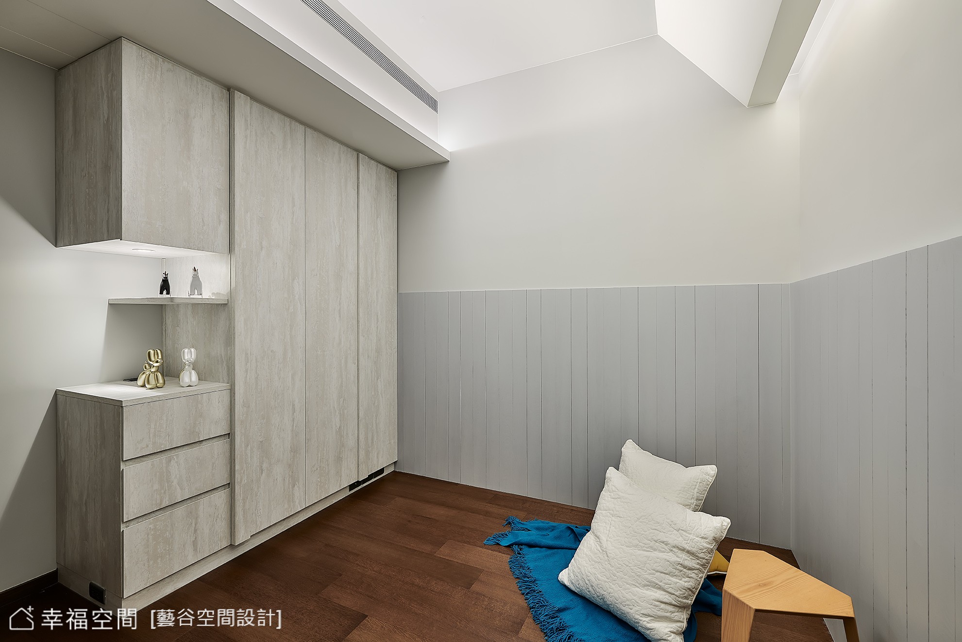 現代風格臥室以灰階與木質調營造簡約舒適氛圍，搭配間接照明提升空間質感。