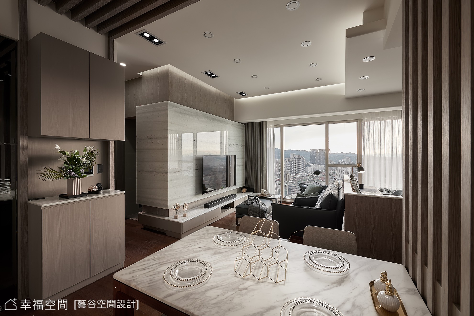 現代風客廳以大理石電視牆展現奢華質感，搭配木質元素與間接照明，營造溫暖舒適的居家氛圍。