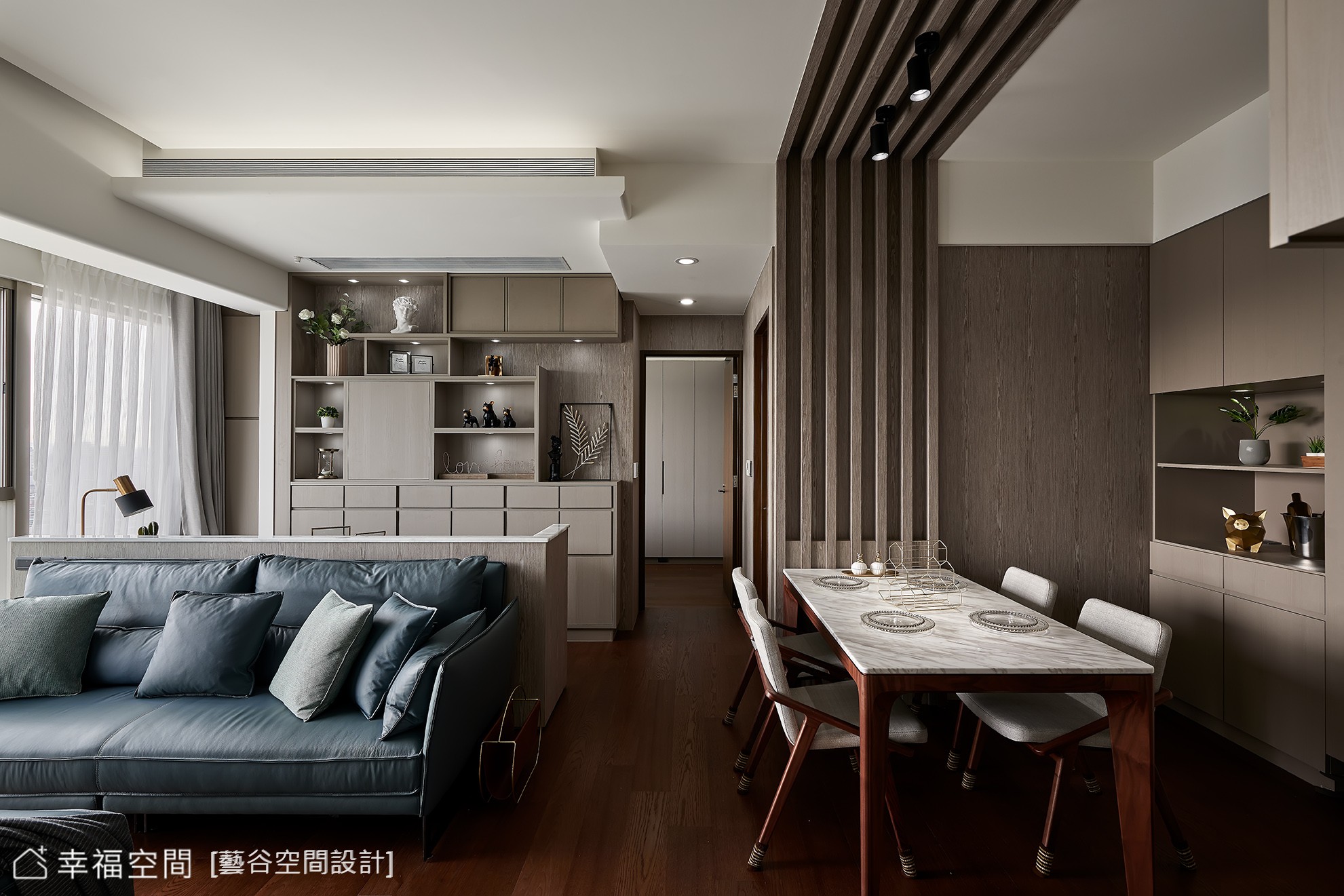現代風格客廳與餐廳以開放式設計創造通透感，深色木質與淺色搭配，營造溫暖而沉穩的居家氛圍。