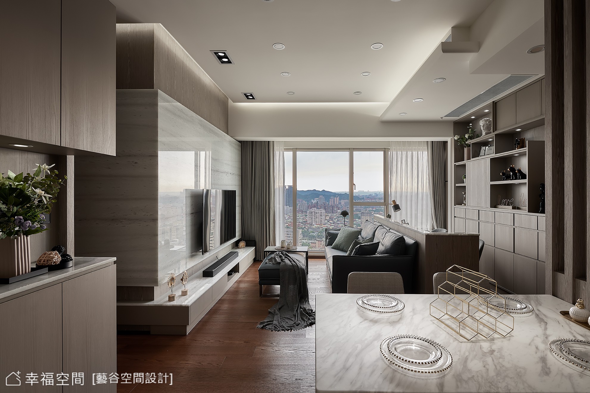 現代風客廳以大理石電視牆為視覺焦點，搭配木質元素及間接照明，營造出簡潔時尚且溫暖的居家氛圍。
