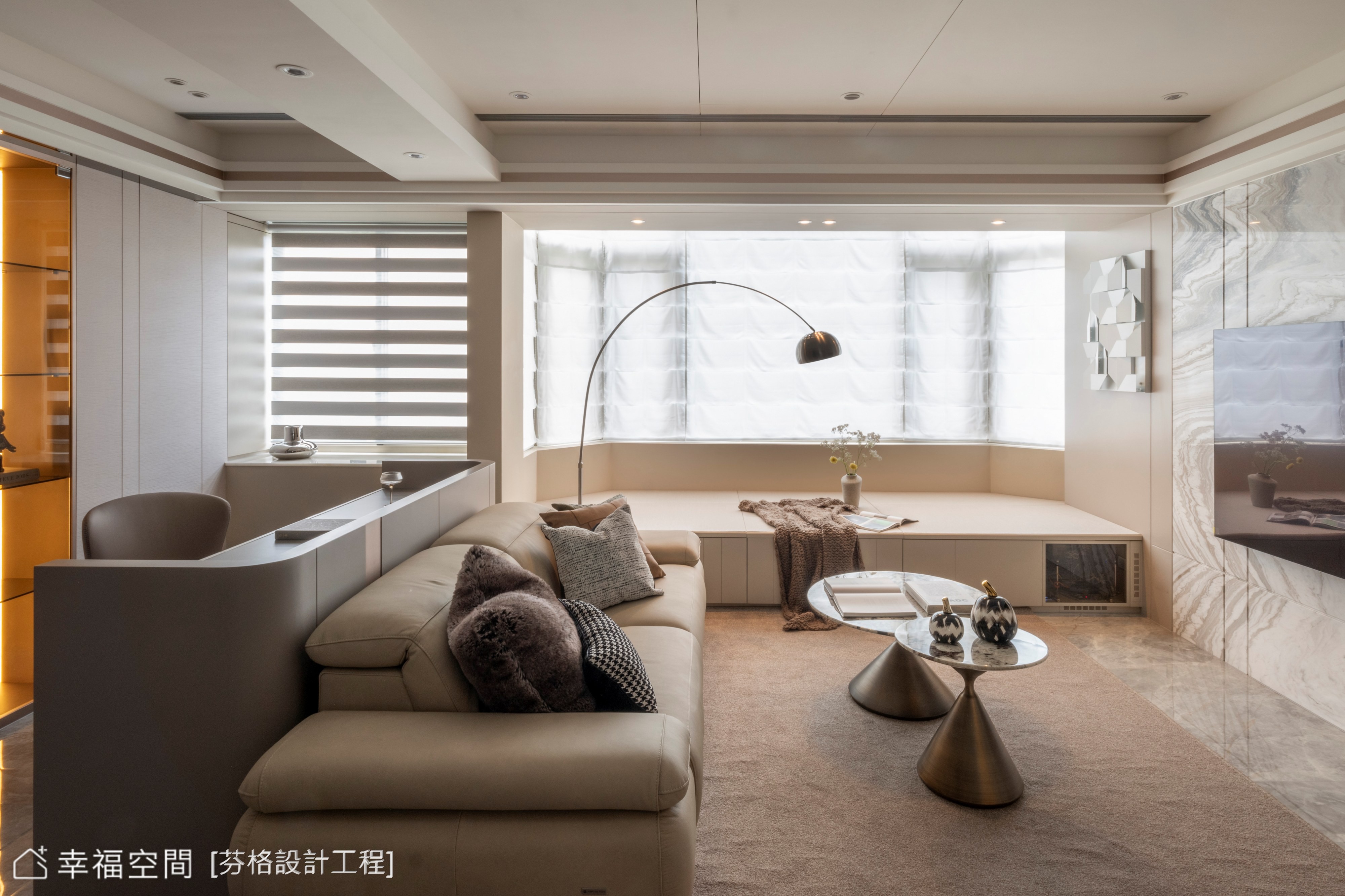 此設計將客廳與書房結合,並以溫潤的咖啡色調搭配石材電視牆,營造出現代而舒適的生活空間。
