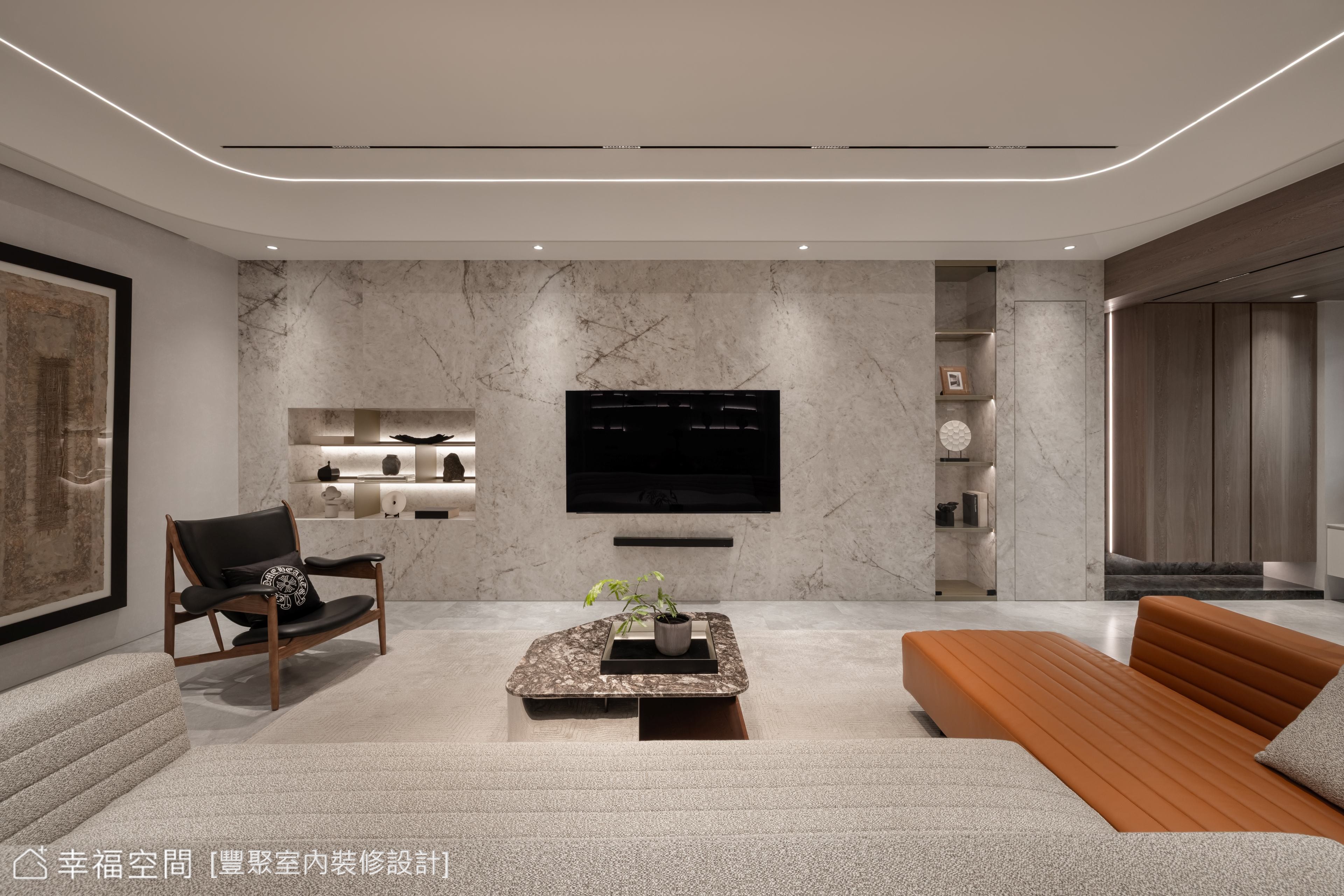 現代風格客廳以淺色石材電視牆為視覺焦點，搭配舒適的L型沙發與間接照明，營造出寬敞明亮的居住空間。