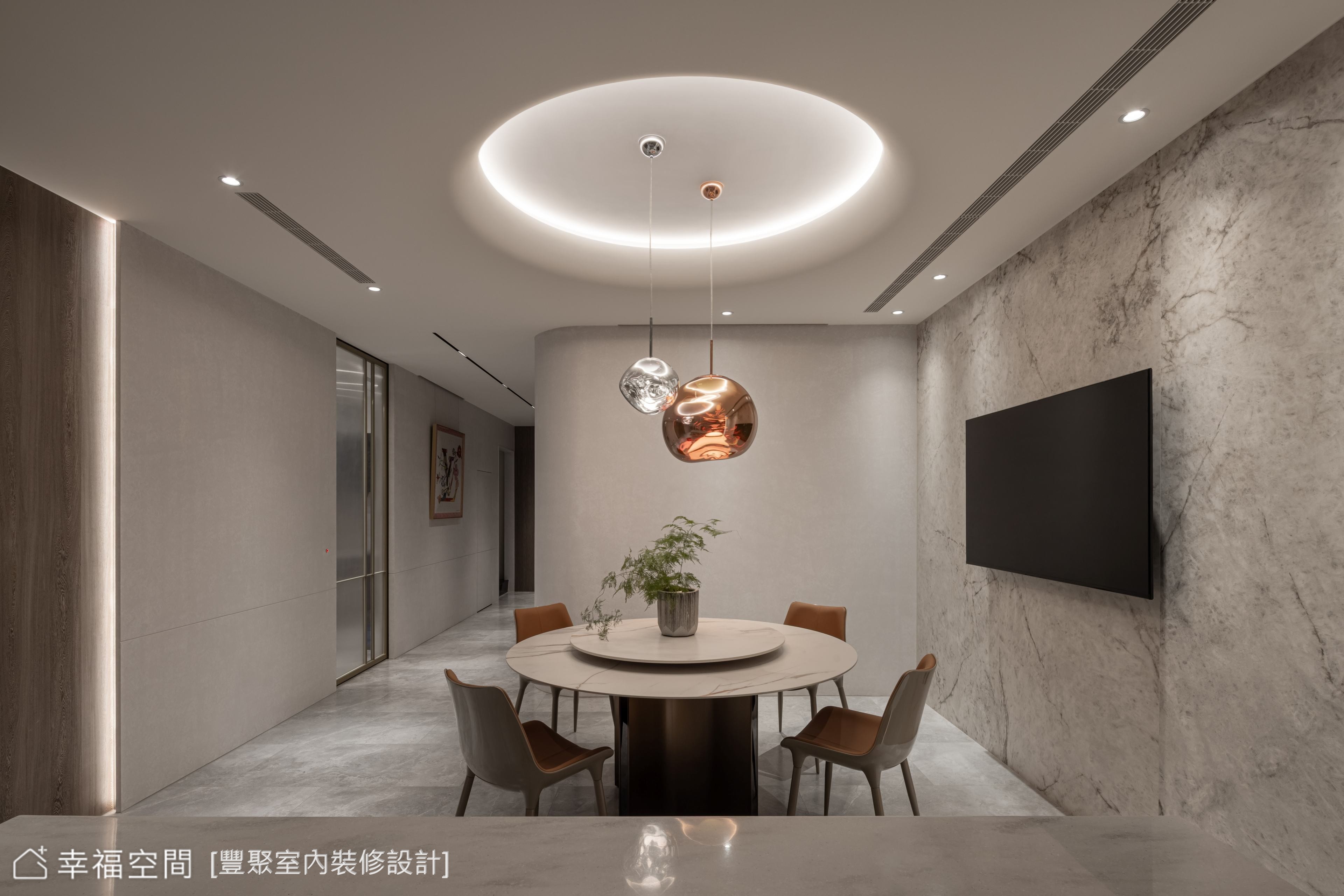 奢華風餐廳以大理石紋餐桌搭配特色吊燈,營造出簡約且富有設計感的用餐氛圍。