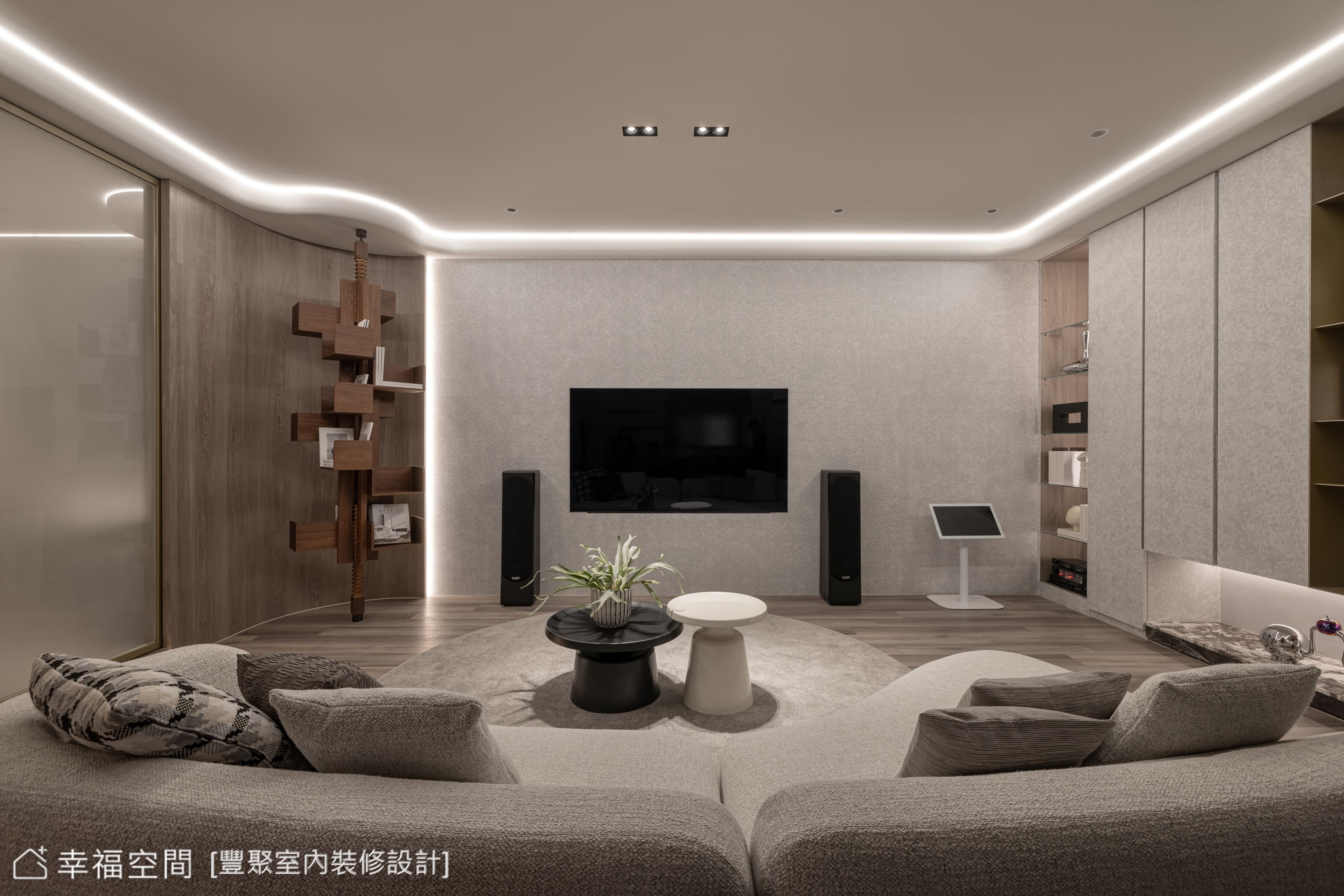 奢華風格客廳以沉穩灰階與溫潤木質搭配,結合流線型沙發與間接照明,營造出舒適放鬆的居家氛圍。