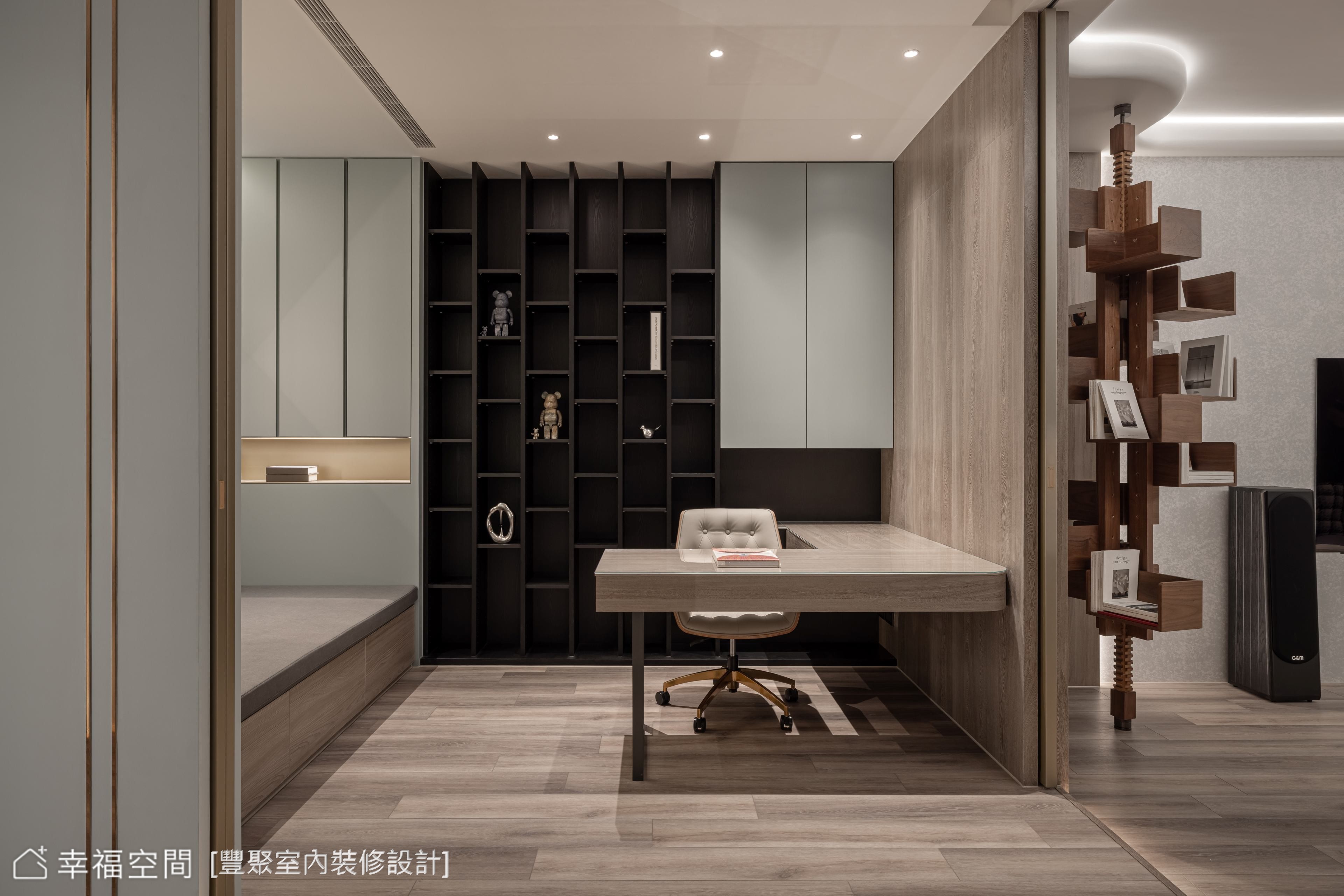 奢華風格書房以木質元素營造溫潤氛圍,搭配開放式層架提供充裕收納空間,兼具實用與美觀。