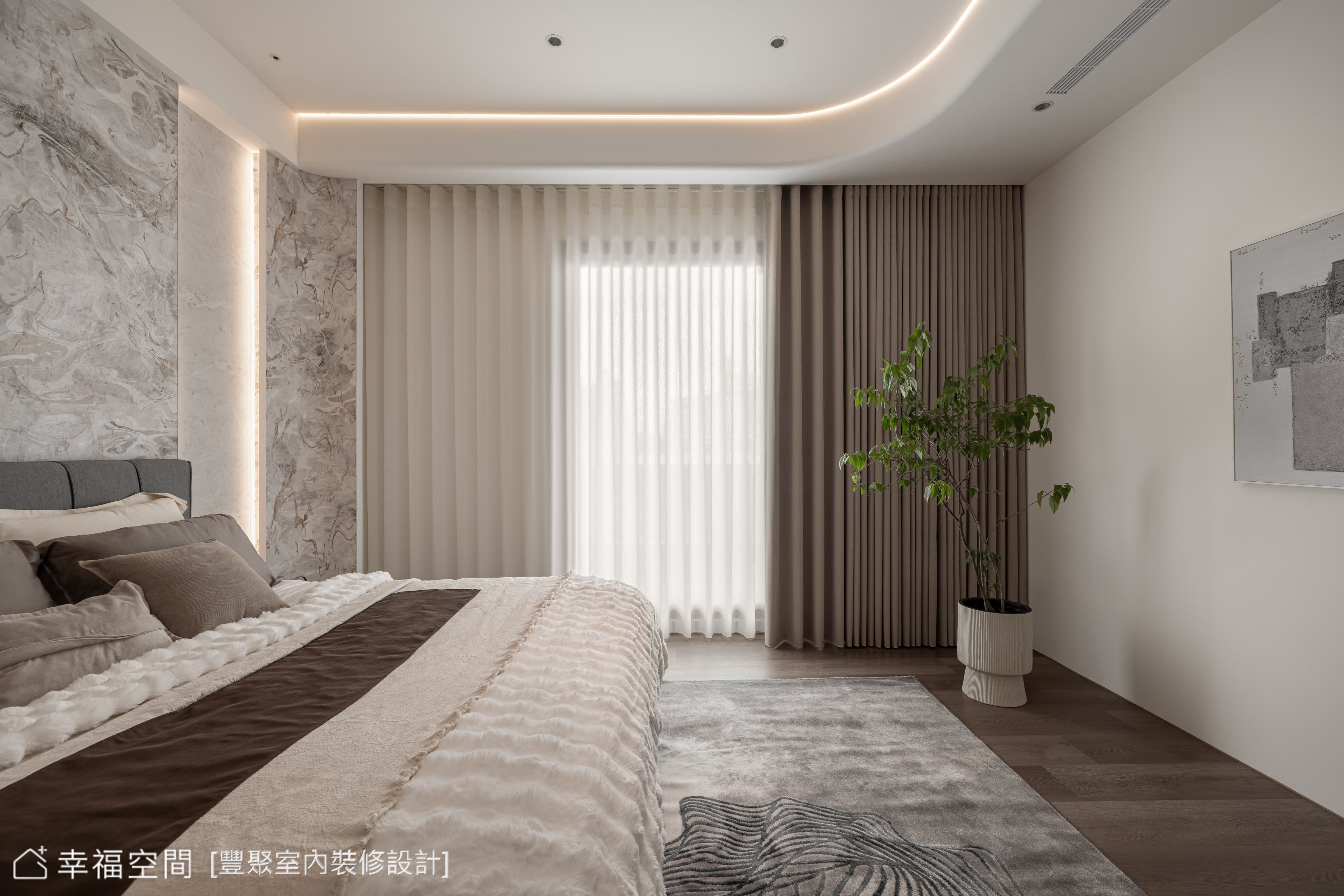 奢華風臥室以灰白色大理石電視牆展現大器質感，搭配間接照明營造溫馨舒適的睡眠氛圍。
