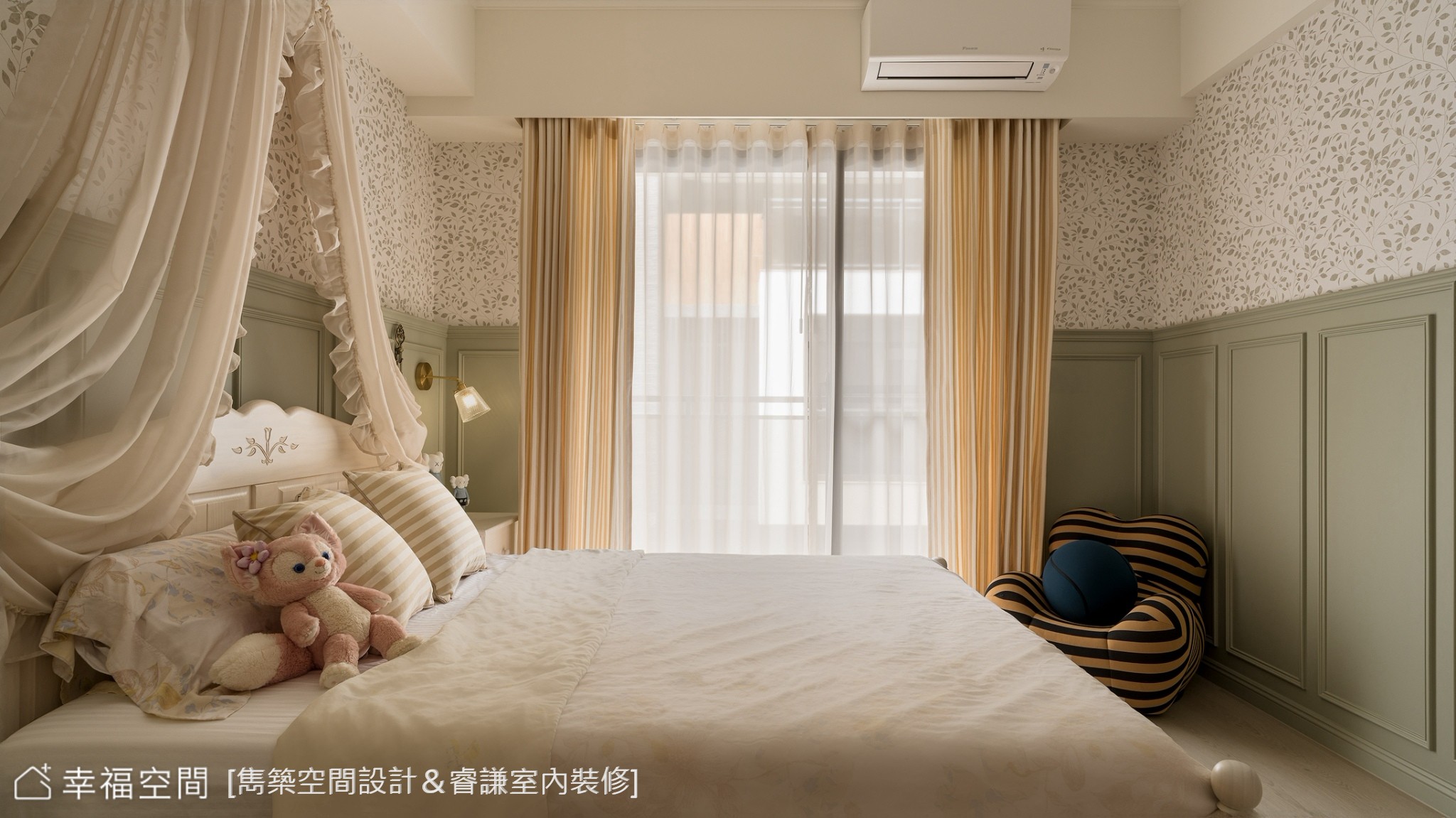 美式風格臥室以線板與跳色牆面營造溫馨氛圍,搭配床頭幔帳與植栽壁紙增添浪漫氣息。