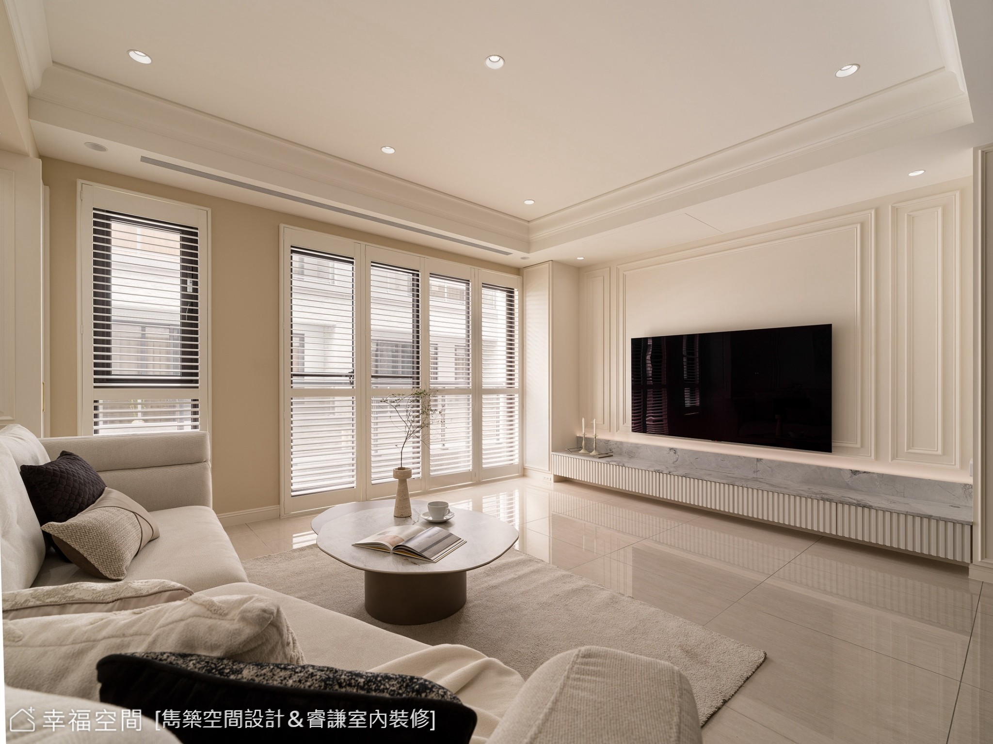 現代風格客廳以白色線板妝點牆面，搭配灰色地毯與咖啡色家具，營造優雅舒適的居家氛圍。