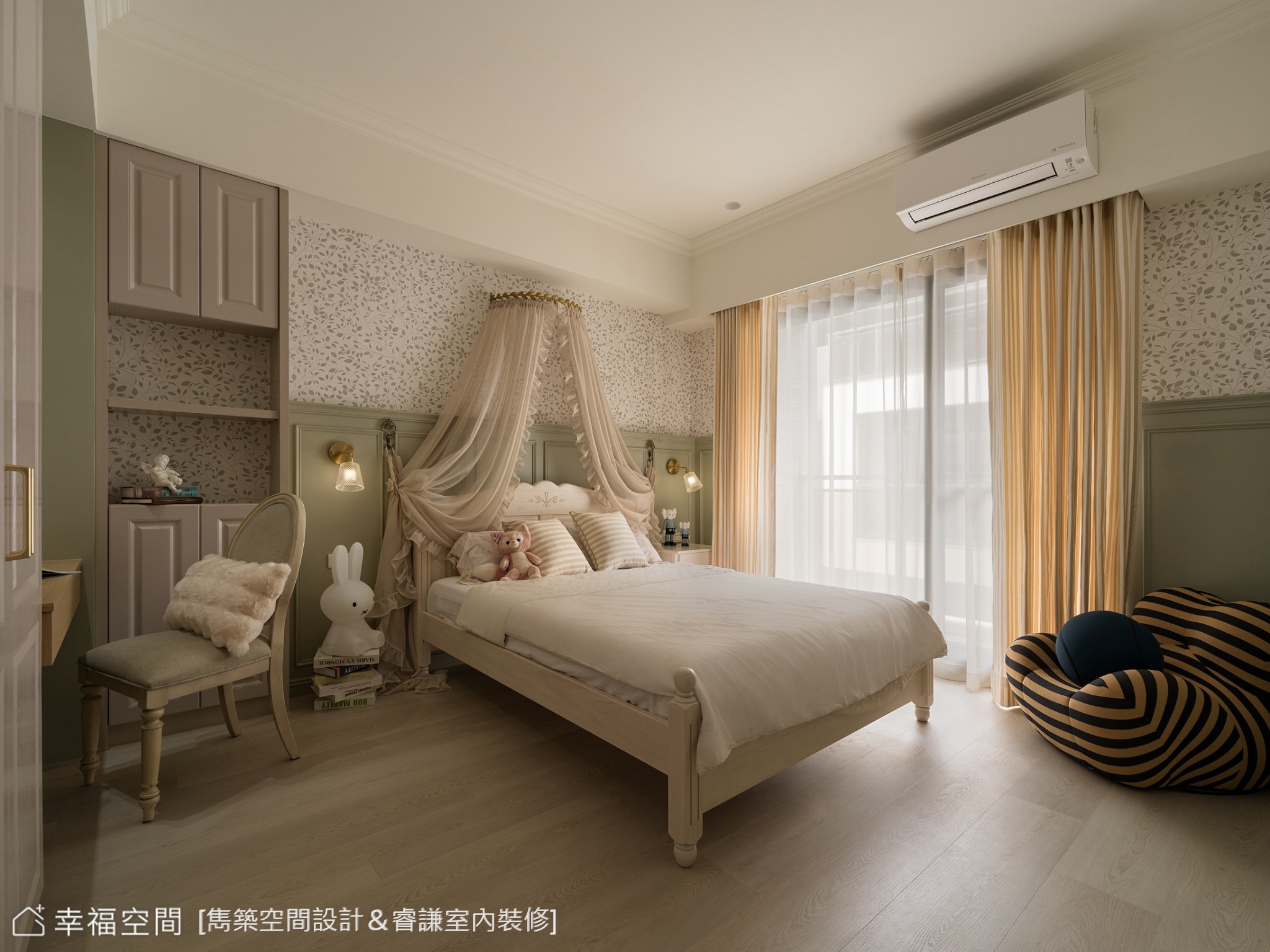 這間美式風臥室以清新綠色與白色為主調，搭配木質地板與典雅床架，營造出溫馨寧靜的休憩空間。