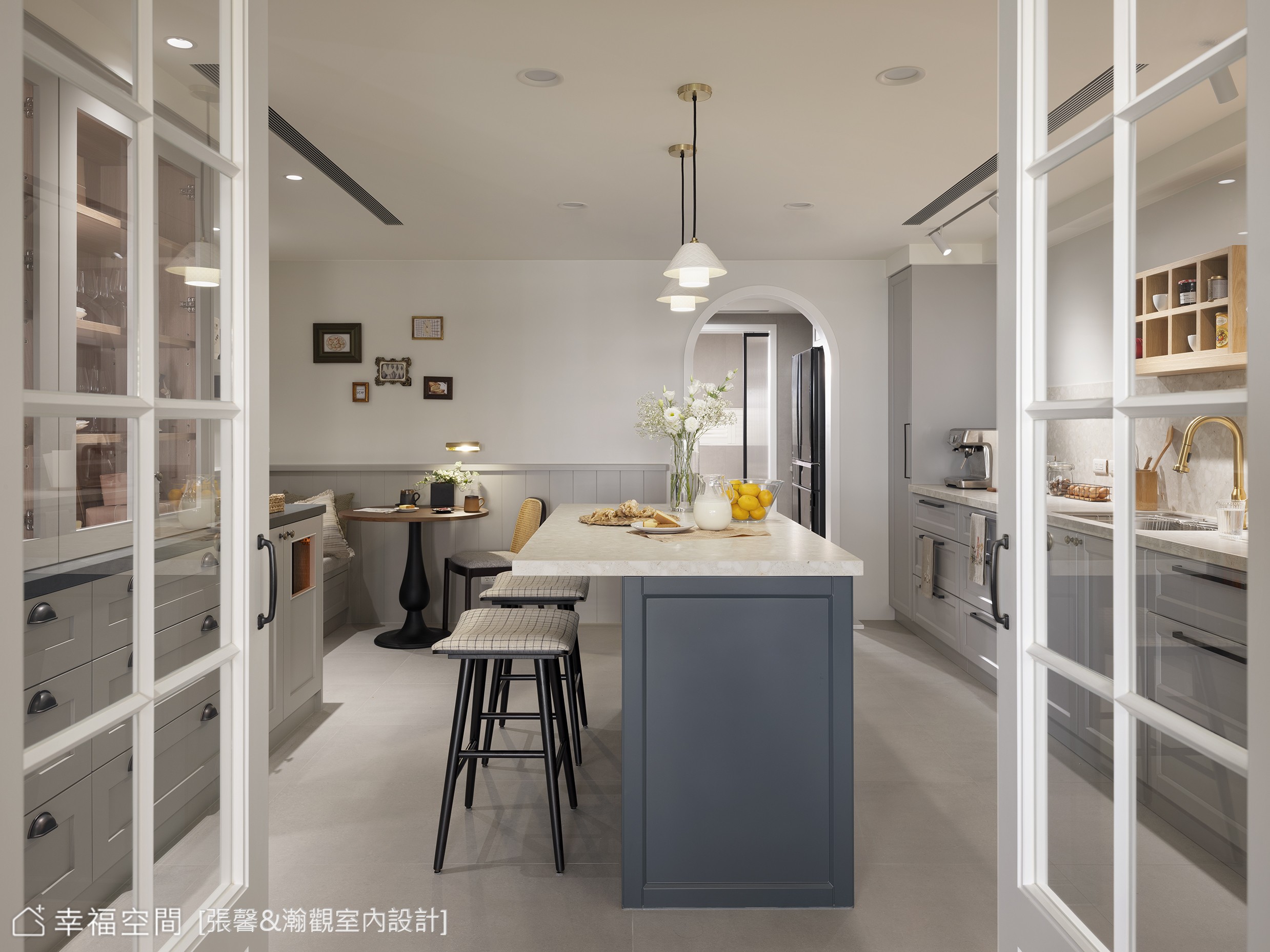 此美式風格廚房以中島作為空間核心,結合用餐與備餐機能,搭配白色與灰色調,營造優雅舒適的用餐環境。