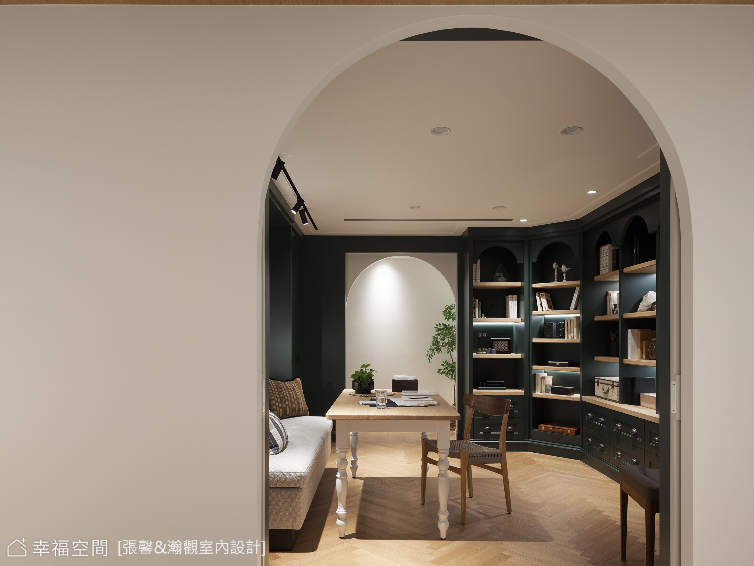 現代書房以弧形拱門連結場域，並運用深綠色收納櫃與木質層板，營造典雅沉穩的閱讀空間。