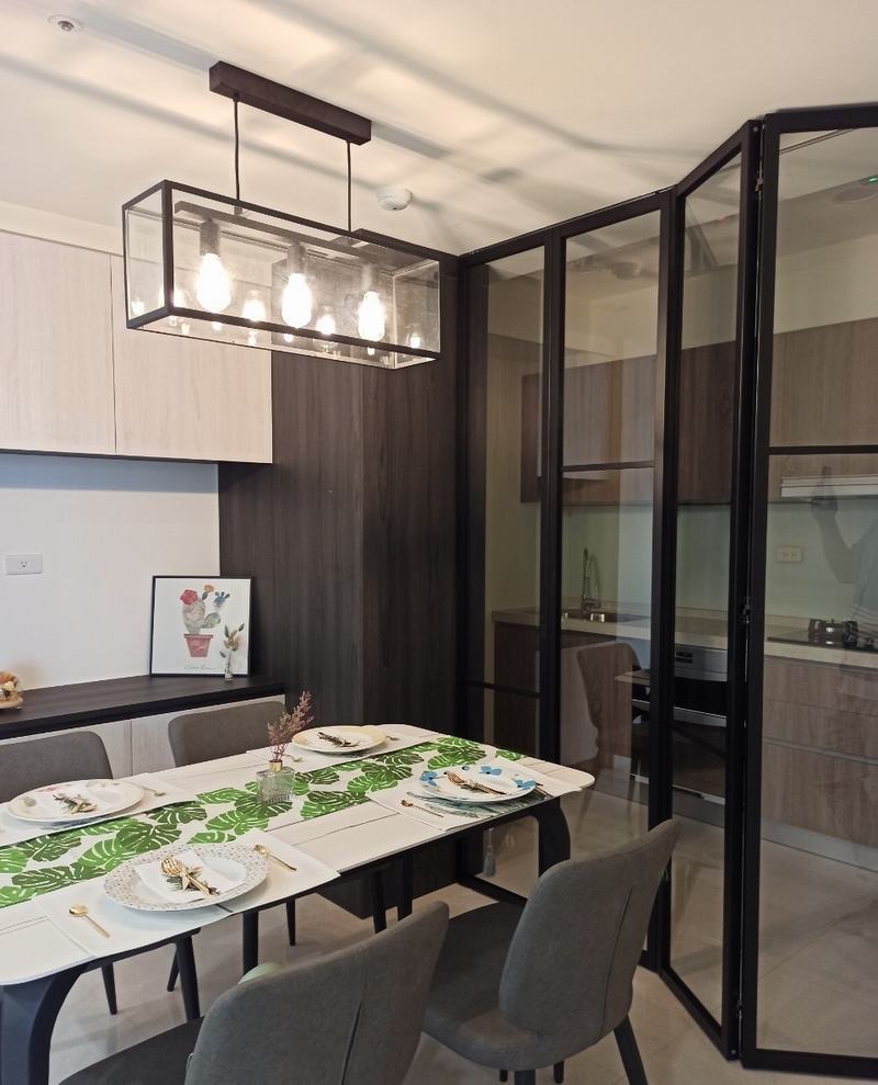 餐廳區域，餐桌上擺放的餐具與桌巾，營造溫馨的用餐氛圍。