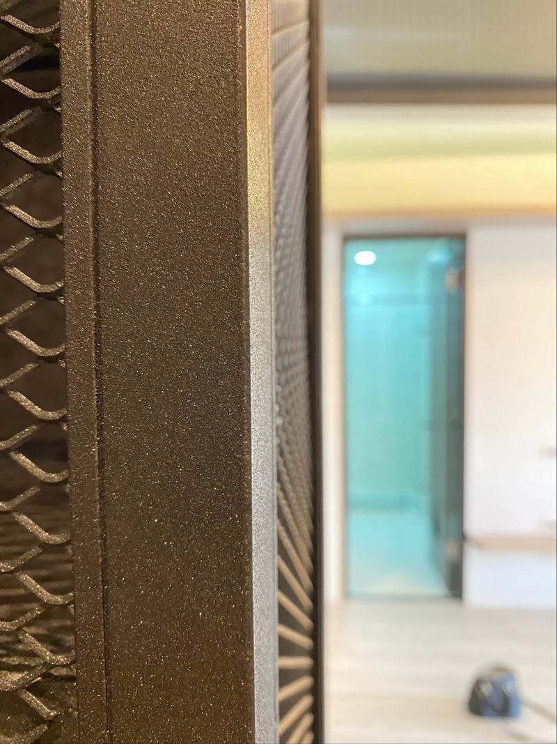 金屬網格的細節特寫，展現了材質本身的簡約與現代感。
