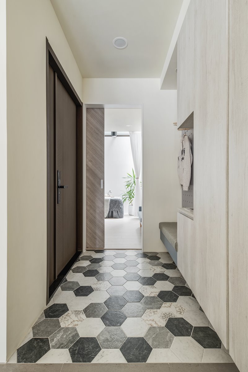 入門處的黑白灰六角花磚，為空間增添趣味與層次。
