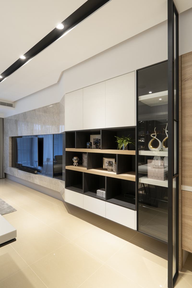 客廳收納櫃結合展示功能，讓空間兼具美感與實用性。