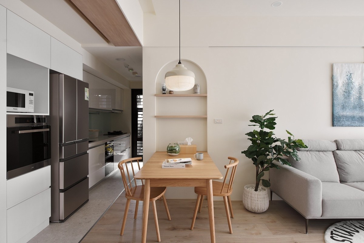 開放式客餐廳設計，淺木色餐桌與白色吊燈，營造溫馨用餐氛圍。