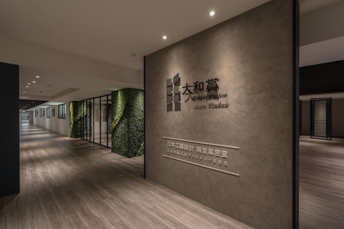 從不同角度看入口處，簡約的線條和燈光設計，強化了空間的專業感。
