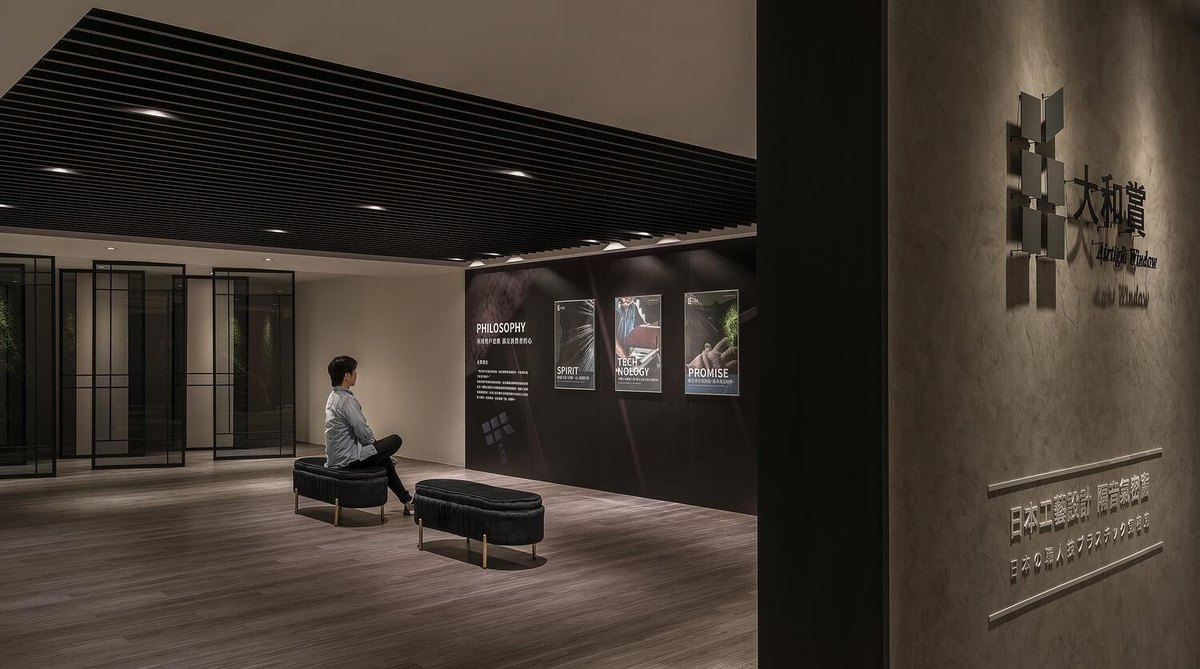 展示空間一隅，簡潔的陳列與舒適的座椅，營造出寧靜的觀展體驗。
