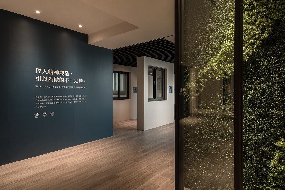 藍綠色牆面與綠意植生牆的搭配，為空間帶來了豐富的色彩層次。