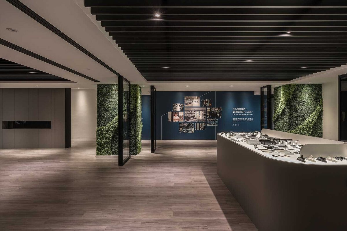 寬敞的展示大廳，光線明亮，動線流暢，便於參觀者自由探索。