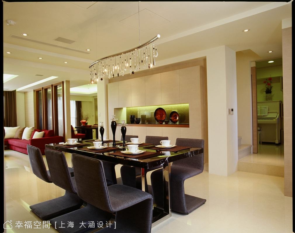 餐廳望向客廳