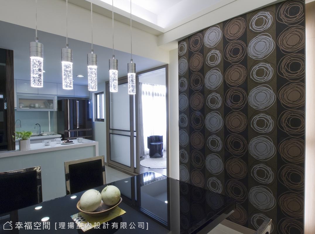 餐廳望向工作室