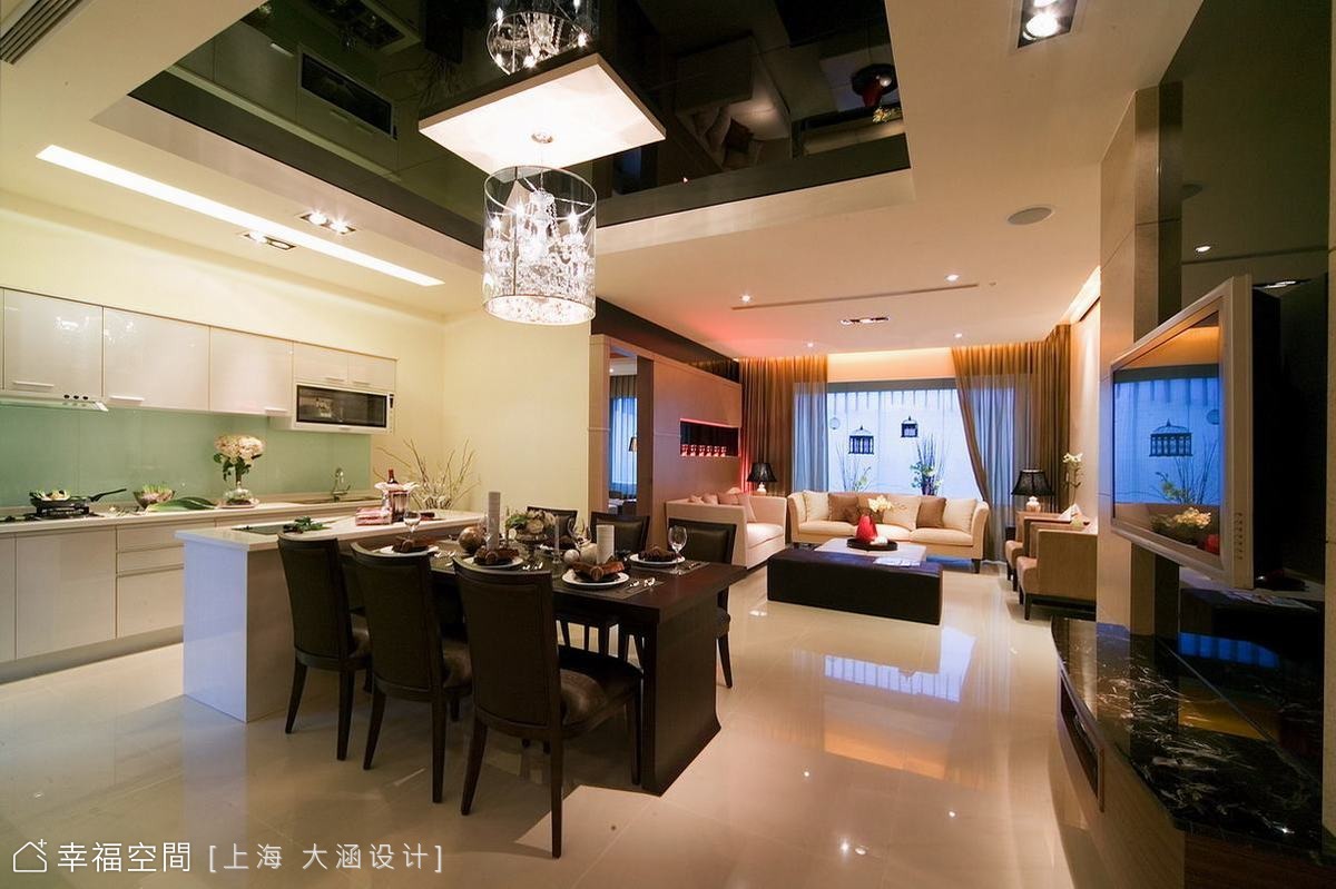 餐廳望向客廳