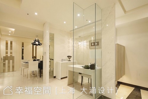 餐廳望向客廳