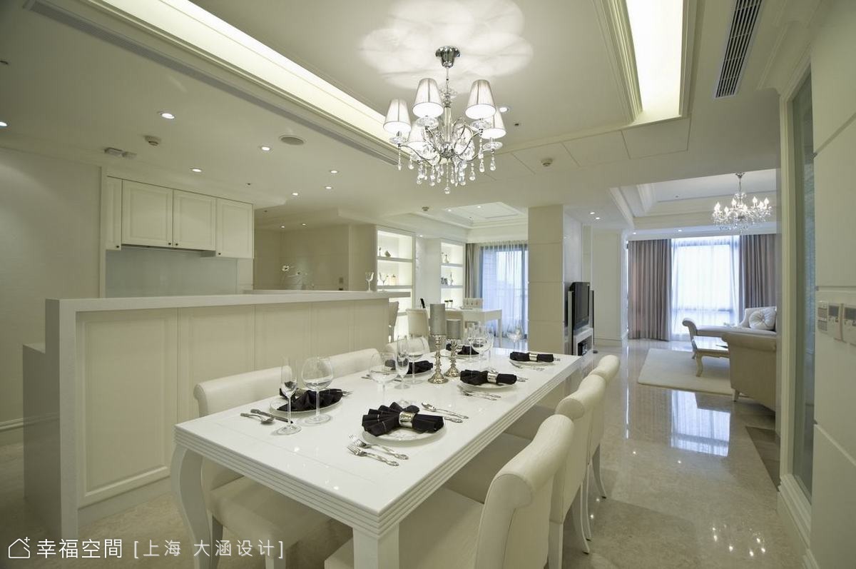 餐廳望向客廳